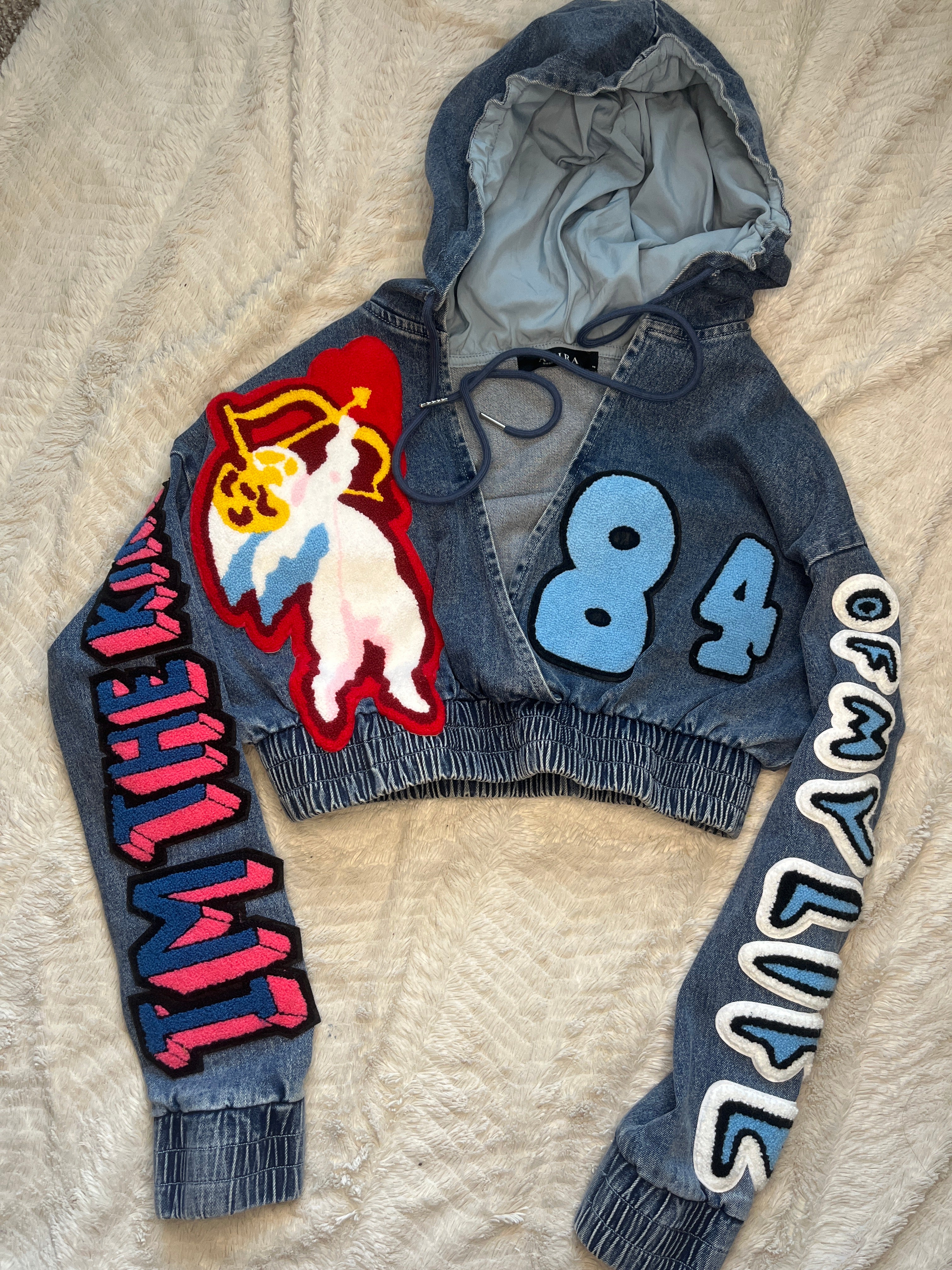 AKIRA Graphic crop top pull over “Medium”